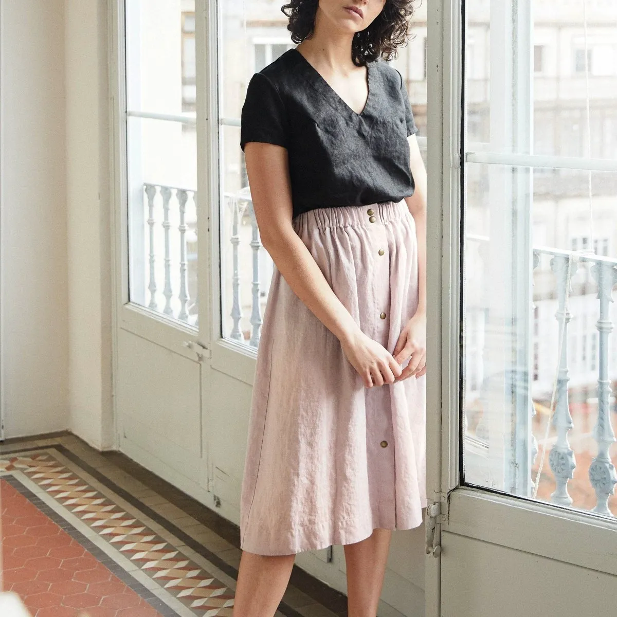 R: MARSEILLE linen front snap skirt (Size: M; Color: Deepest Black)