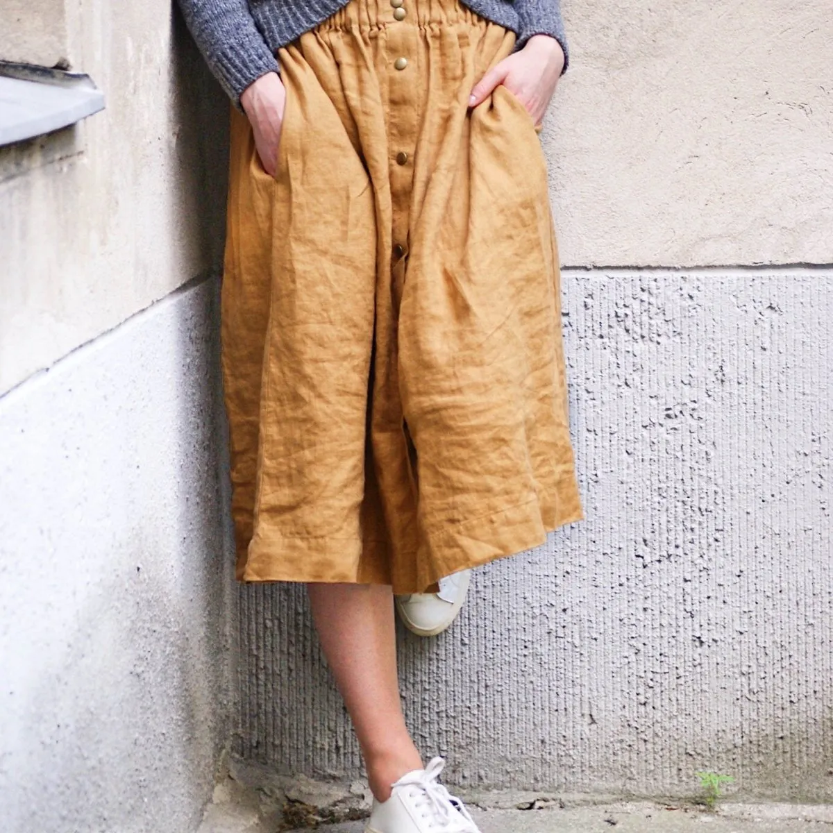 R: MARSEILLE linen front snap skirt (Size: M; Color: Deepest Black)