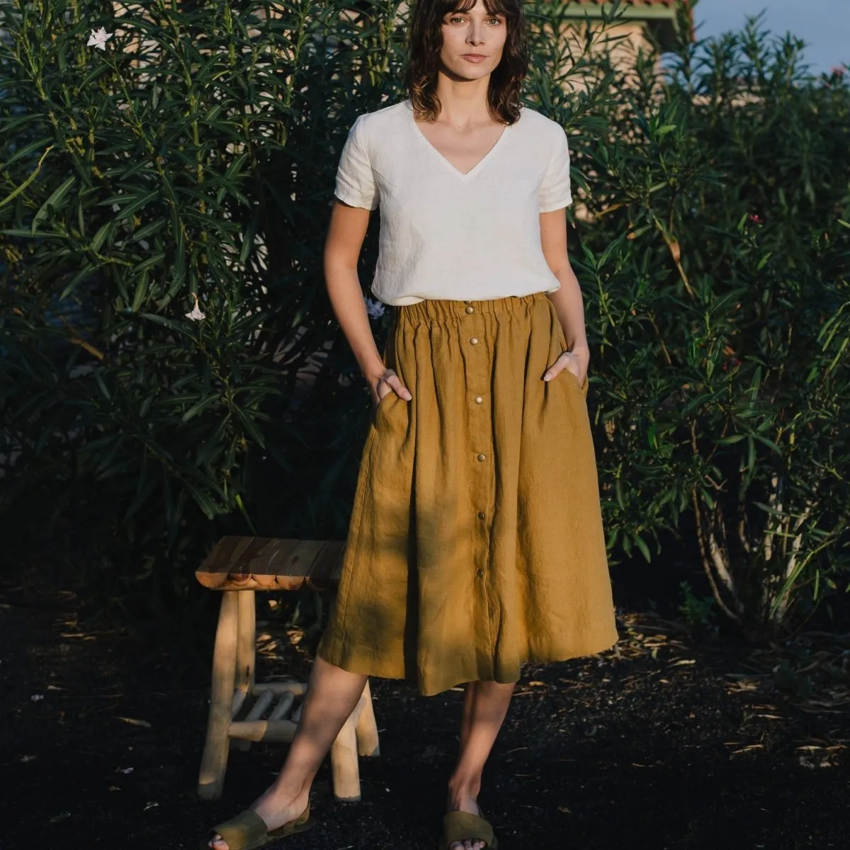 R: MARSEILLE linen front snap skirt (Size: M; Color: Deepest Black)